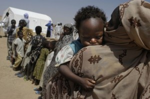 Chadian refugees queue for medicare