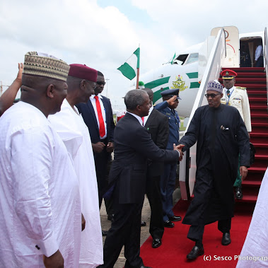 VP Osinbajo welcomes President Buhari from 70th UNGA