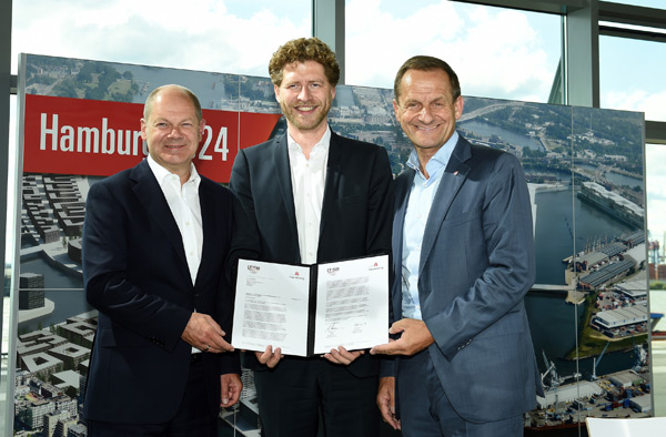 First Mayor of Hamburg, Olaf Scholz, Nikolas Hill, CEO Bid Committee Hamburg 2024 and Alfons Hörmann, President of the German Olympic Sports Confederation after the signing of the application letter (Hamburg 2024 Photo)