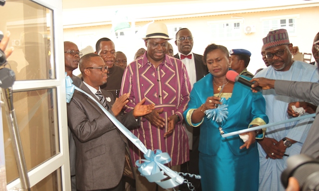 (L-R) Professor Ndowa Lale, Vice Chancellor of University of Port Harcourt; Babs Omotowa, MD/CEO Nigeria LNG (NLNG); Dr Ipalibo Banigo, Deputy Governor, Rivers State; and Isa Inuwa, Deputy MD, NLNG at the commissioning of $2 million NLNG Centre for Gas, Refining and Petrochemical Engineering at the University of Port Harcourt… recently.