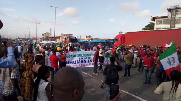 NLC in protest on Ikorodu Road in Lagos. Action disrupts traffic. Photo: Bukoye Oluwafunso