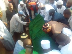 Amodu remains being lowered to the grave at Okpella, Saturday eveing