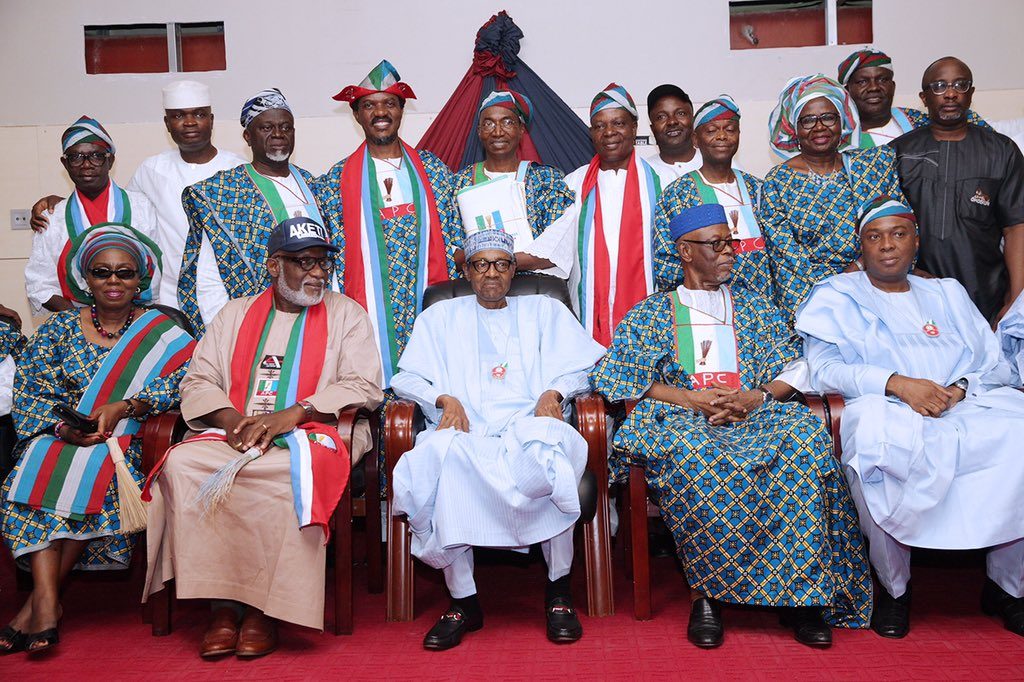 President Buhari in a group photograph with Ondo APC chieftains and the party's candidate in the coming gubernatorial election