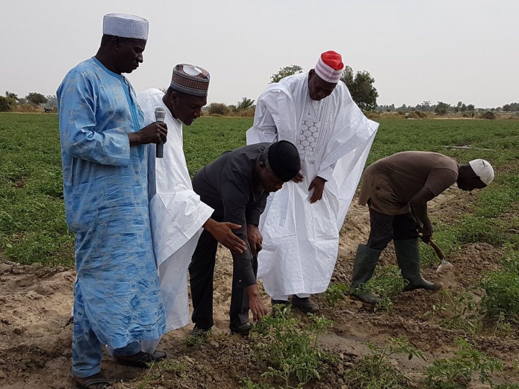 osinbajo-go-to-farm-3