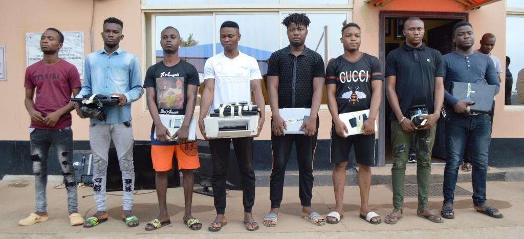 EFCC nabs 8 alleged fraudsters in Ibadan