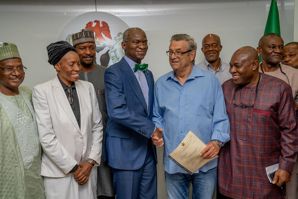 Fashola presents documents to Westerhoff