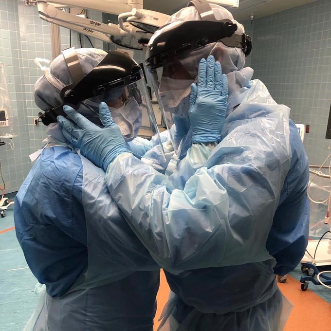Heartbreaking photo of husband, wife fighting Covid-19 together