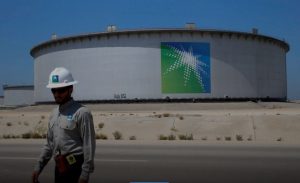 An Aramco employee walks near an oil tank at Saudi Aramco’s Ras Tanura oil refinery and oil terminal in Saudi Arabia, May 21, 2018. (Reuters file photo)