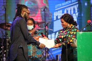 Burna Boy was handed with the "Distinguished Service Star of Rivers State, DSSRS,”Certificate by the wife of Governor, Justice Suzette Nyesom Wike.