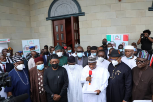 L-R: Governor of Rivers State, Nyesom Ezenwo Wike; Governor of Taraba State, Dickson Ishaku; National Chairman of PDP, Prince Uche Secondus; Governor of Adamawa State, Rt Hon. Ahmed Fintiri; Chairman PDP Governors forum, Rt Hon. Aminu Waziri Tambuwal; Governor of Akwa Ibom State, Emmanuel Udom and the Governor of Benue State, Samuel Ortom briefing journalists at the end of PDP Governors forum meeting in Makurdi Benue State on Friday