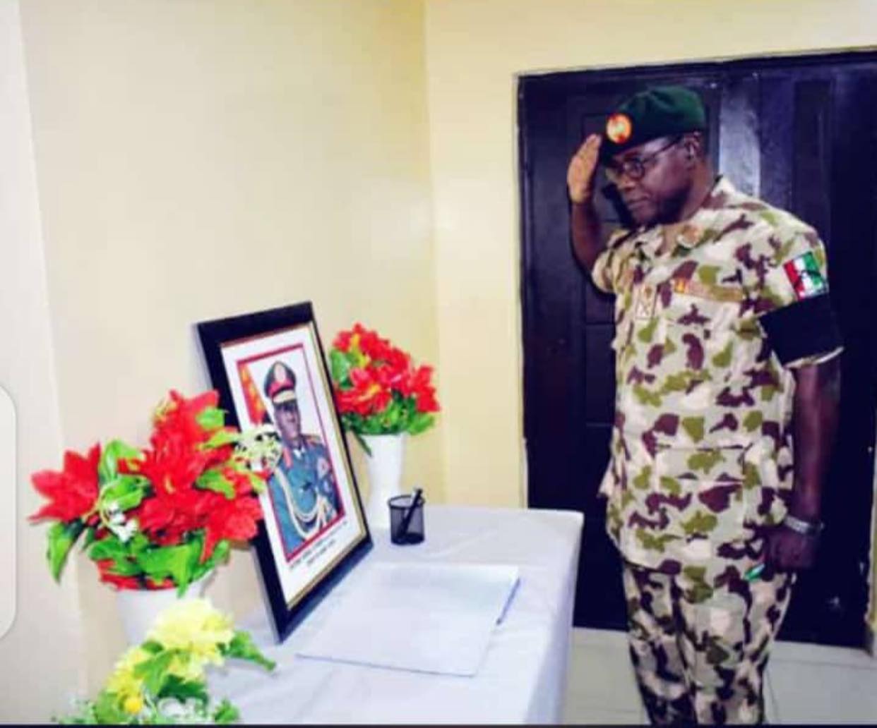 Photo: New COAS Yahaya pays last respect to Attahiru