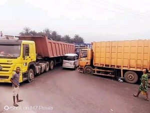Section of Eleme on the East-West road with blocked with trailers.