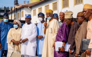 L-R: Lagos State Deputy Governor, Dr Obafemi Hamzat; his predecessor, Dr (Mrs) Oluranti Adebule; APC Lagos Caretaker Chairman, Alhaji Tunde Balogun; Governor Babajide Sanwo-Olu of Lagos State; Prince Tajudeen Olusi; Prince Rabiu Adio Oluwa; Otunba Busura Alebiosu and other members during the Governor’s Advisory Council media briefing at Lagos House, Marina, on Wednesday, July 28, 2021. (NAN)