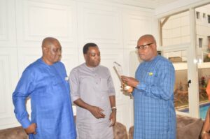 Association of General and Private Medical Practitioners of Nigeria (AGPMPN) President presenting the awards
