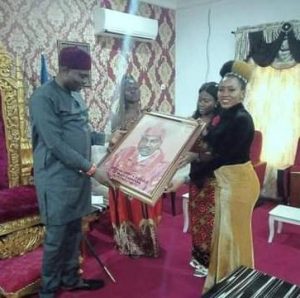 His Royal Highness, Eze Cassidy Ikegbidi the Eze Igbu -Akoh II.(left) receiving gift of his from Comrade Elizabeth Okeagu, leader of female executives of Ugbedhe Igbu Akoh Dynasty.