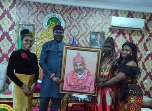 His Royal Highness, Eze Cassidy Ikegbidi the Eze Igbu -Akoh II.(left) receiving gift of his from Comrade Elizabeth Okeagu, leader of female executives of Ugbedhe Igbu Akoh Dynasty.