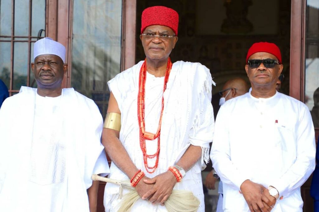 L-R: Former Gombe State governor, Dr. Ibrahim Hassan Dankwambo; the Obi of Onitsha, Nnaemeka Alfred Achebe and Governor of Rivers State, Nyesom Ezenwo Wike during the latter's visit to the Obi's palace in Onitsha, Anambra State to notify him of presidential ambition.