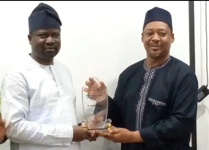 The state commissioner for Finance, Budget and Planning, Asiru Idris, receiving the award from Tijani Abdulkareem