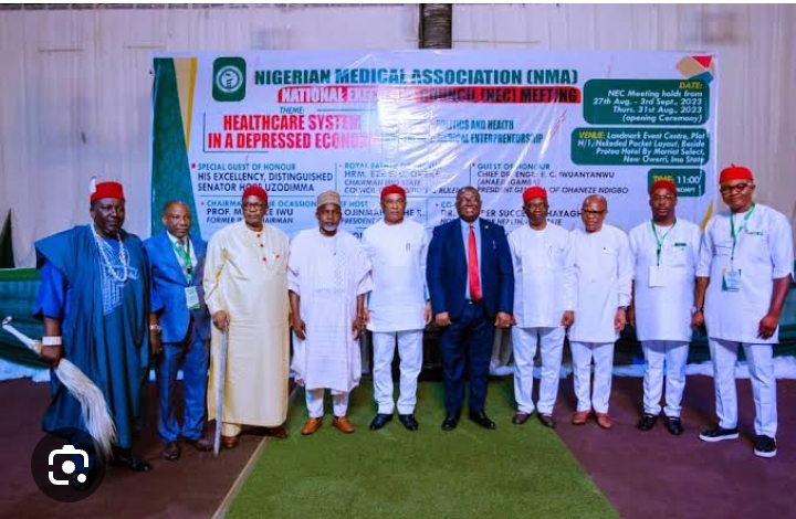 Governor Uzodimma hosts doctors in Owerri