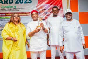 Governor Hope Uzodimma (middle) with his Deputy, Prof. Placid Njoku (on his right), with the leadership of Ezuruezu Mbaise when the body had a parley with the Governor, Thursday night at Government House Owerri
