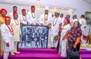 Ooni Ogunwusi and those he honoured at a high-profile event on Thursday- Provost of the Federal College of Education (Technical), Asaba, Dr. (Mrs) Josephine Anene-Okeakwa; Delta State’s former Director-General, Revenue Monitoring Tracking & Audit, Chief Frank Nwugo; legendary Footballer Mutiu Adepoju and a renowned businessman and philanthropist, Chief Nick Nnabuike Eze