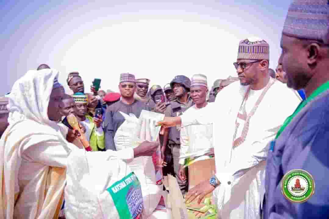 Governor Radda distributing seedlings and fertilizer to one of the beneficiaries