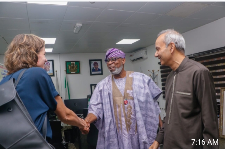 The Honorable Minister of Solid Minerals Development, Dr. Dele Alake (centre), welcoming the World Bank country director to Nigeria, Mr. Shubham Chaudhuri (right) and World Bank program leader, equitable growth finance innovation, Bertina Kamphuis, during a courtsy visit to the Ministry of Solid Minerals Development office in Abuja on December 11, 2023.