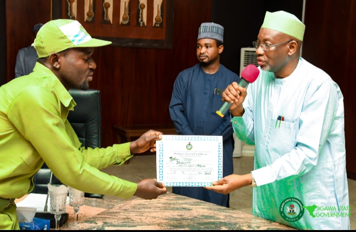 One of the Corps members receiving his certificate from Governor Namadi