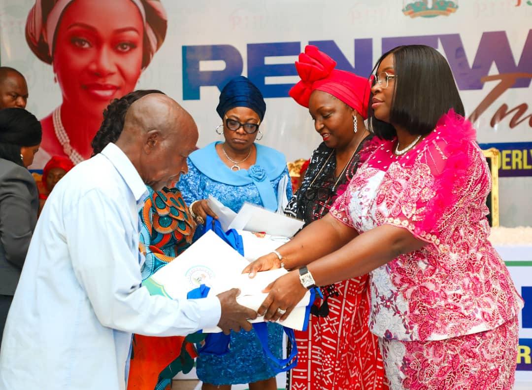Lady Valerie Fubara presenting financial grant and other items to a beneficiaries