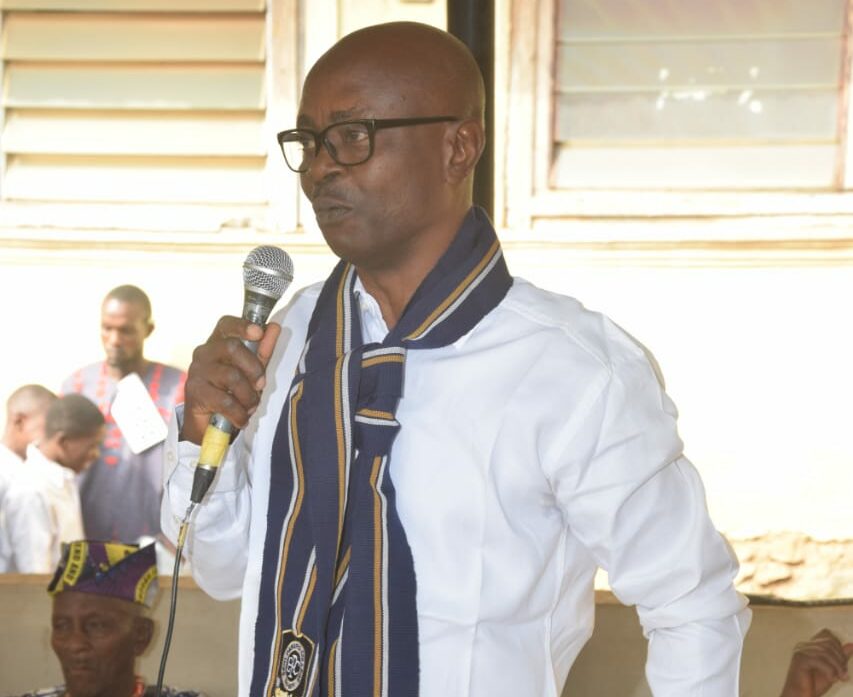 National President of Ekiti Parapo College Ido Ekiti Old Students Association (EPCOSA), Mr Dotun Adekanmbi, making a speech at the palace of the Olojudo of Ido Ekiti during a courtesy visit to mark 70 years of Ekiti Parapo College