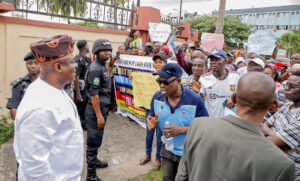 Speaker Obasa addressing the protesting parents.jpg