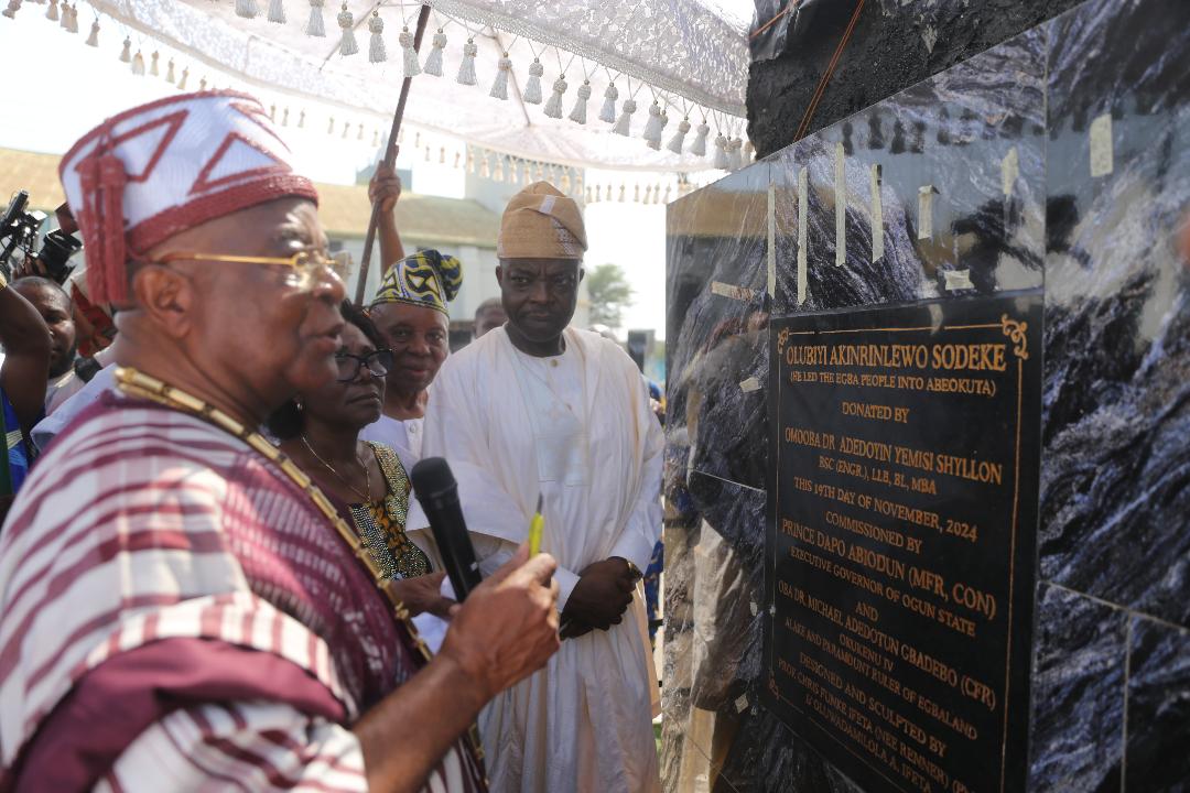 Oba Adedotun Gbadebo unveiling the statue.jpg