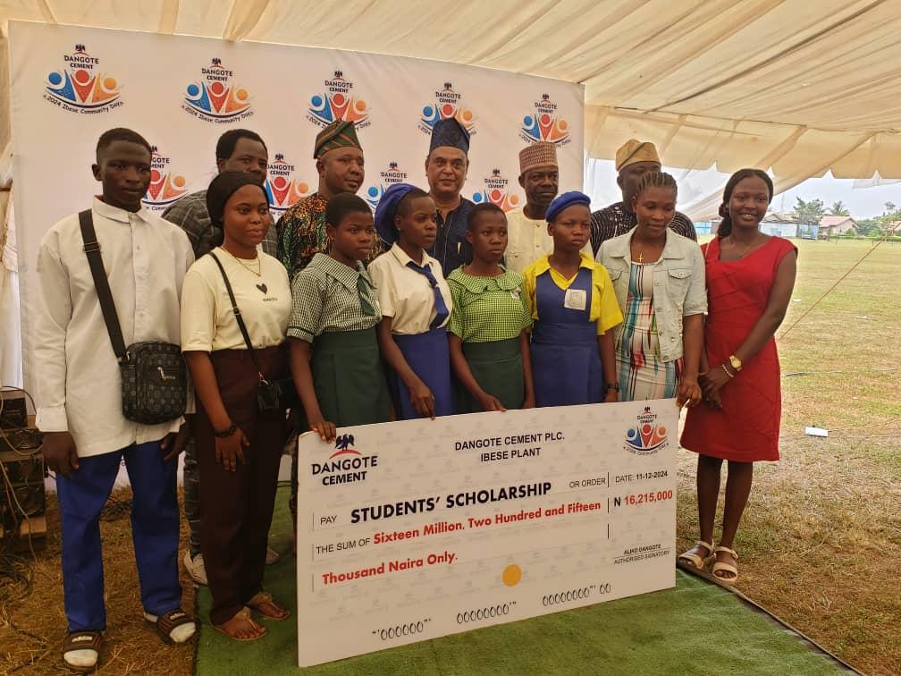 Beneficiaries of the Dangote Cement scholarship scheme.jpg