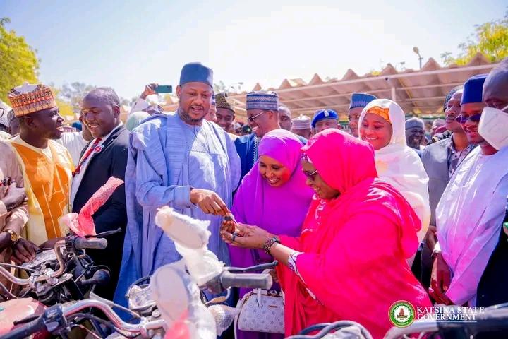 Governor Radda handing over some of the education materials to teachers