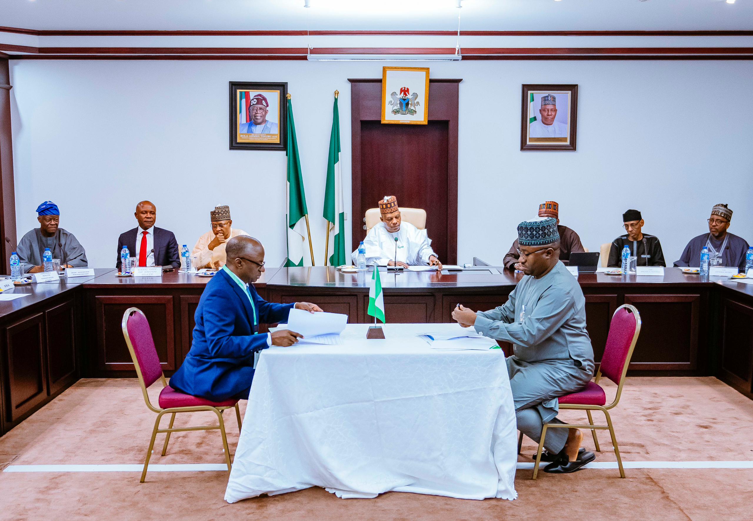 VP Shettima with members of the committee