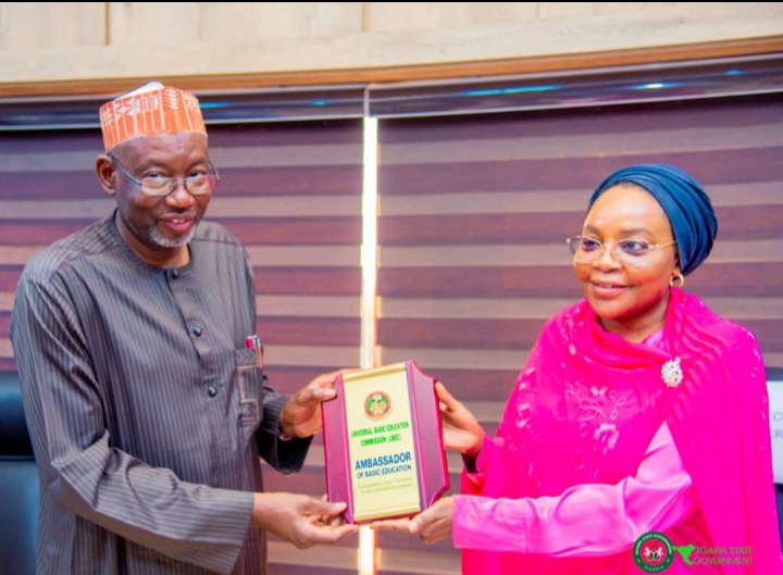Governor Namadi receiving a plaque from Mrs. Garba during the visit