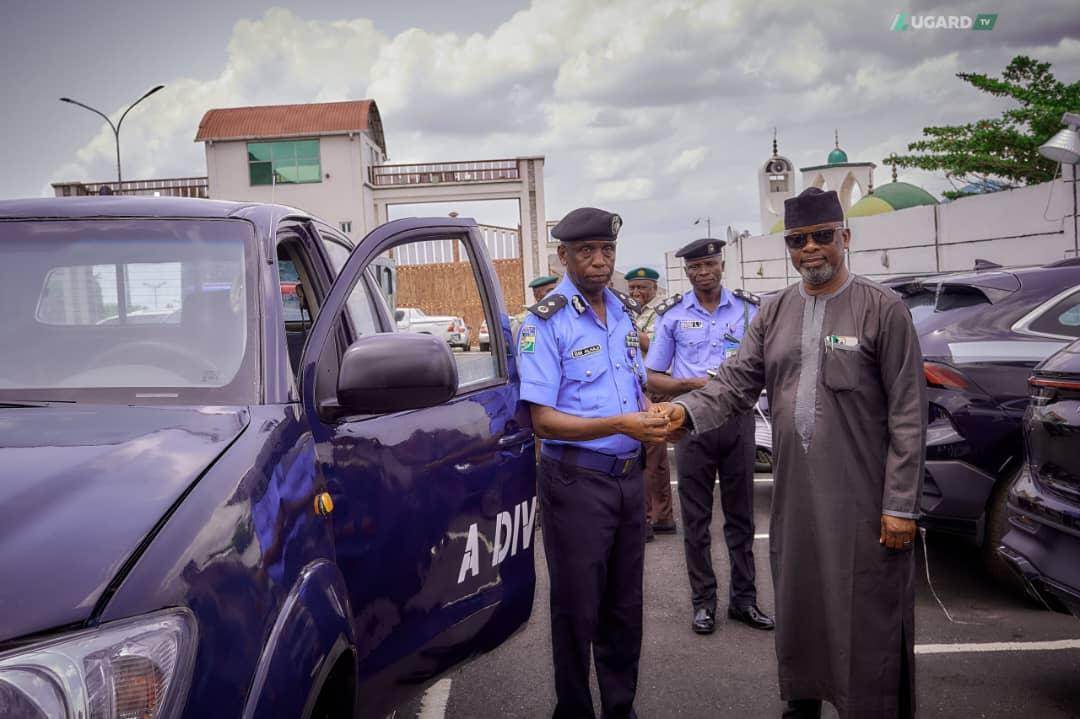 Deputy Commissioner of Police, DCP Daba Mallam receiving the vehicles on behalf of the security agencies
