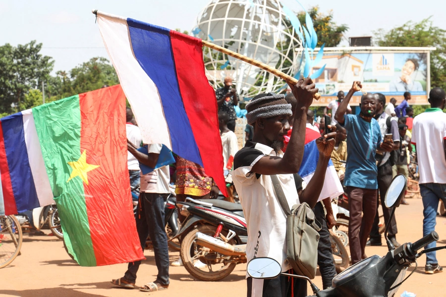 Supporters of Burkina Faso's junta hold Burkinabè and Russian flags as they gather to protest against the arrival of an ECOWAS (Economic Community of West African States) delegation in Ouagadougou, Burkina Faso, on October 4, 2022. Vincent Bado/REUTERS