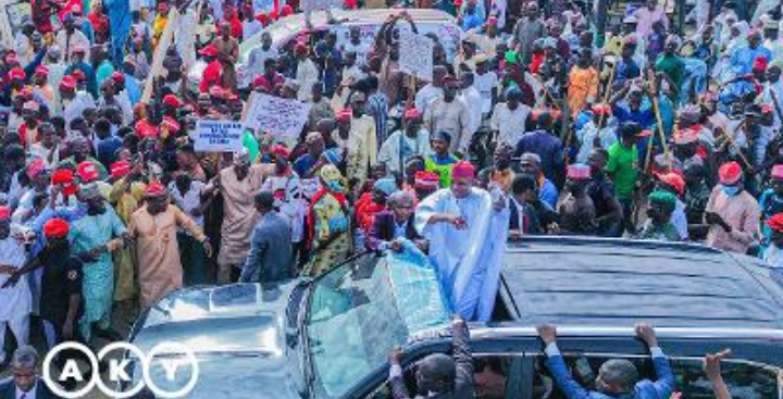 Governor Yusuf receiving cheers from the crowd as he returned from Hajj on Wednesday
