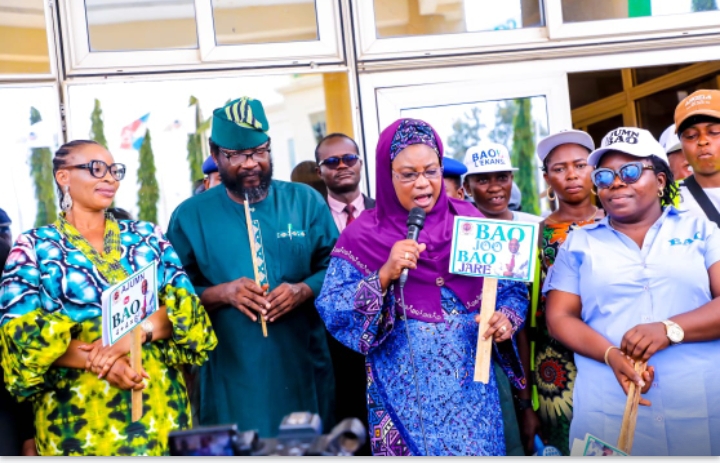 Prof. Habibat Adubiaro received the Juju Musicians