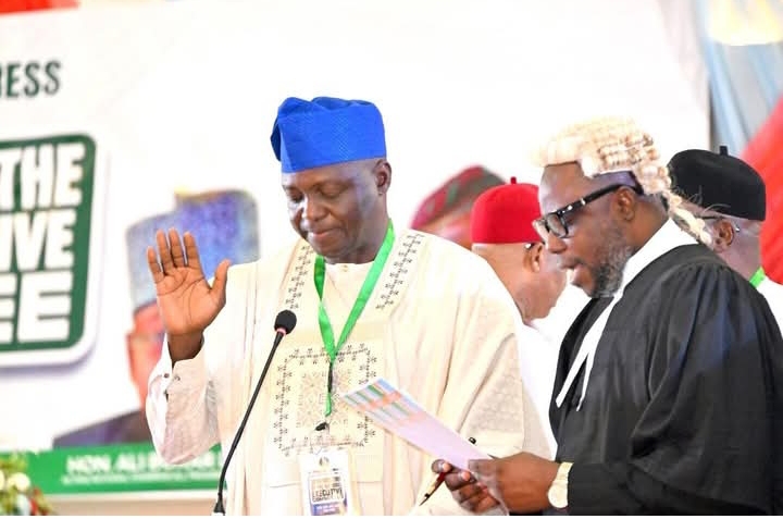 Professor Nentawe Yilwatda being sworn in