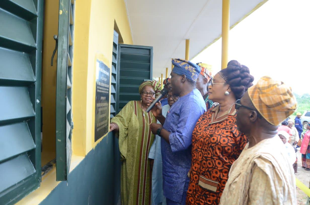 Rt. Hon. Elemide Oludaisi during the commissioning of a unit of 20 Open Stalls at Eredo Market along Ilaro- Owode Road