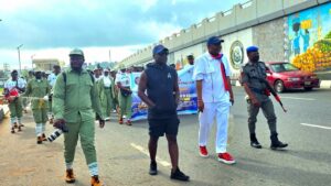 Oba Alexander Olusegun MacGregor (left), Pelican CEO Amb. Babatunde Adeyemo, and corps members during the walk against corruption
