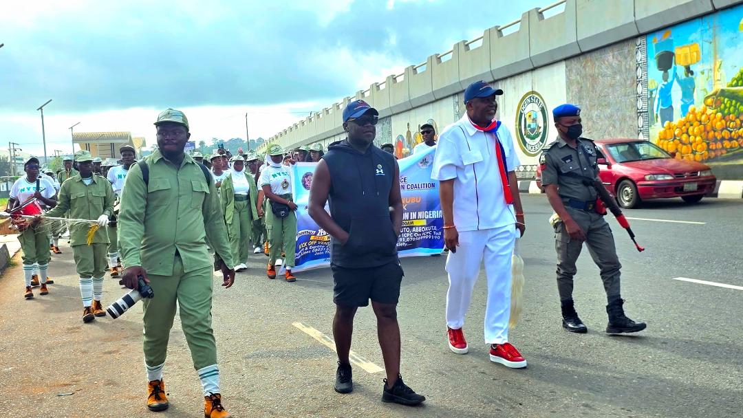 Oba Alexander Olusegun MacGregor (left), Pelican CEO Amb. Babatunde Adeyemo, and corps members during the walk against corruption