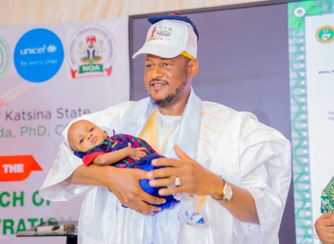 Governor Radda carrying a baby during the event