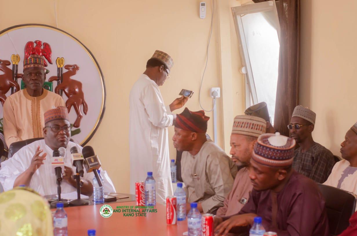 Kano state Commissioner for Information and Internal Affairs, Comrade Ibrahim Abdullahi Waiya receiving the traders in his office