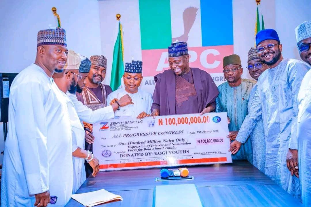 Prof. Nentawe Yilwatda receiving Gov Ododo and Kogi youths, who presented ₦100 million cheque to the party in support of President Tinubu’s re-election bid