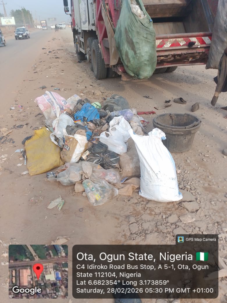 Evacuation of waste along Obasanjo - winner's - ldiroko road at OTA II