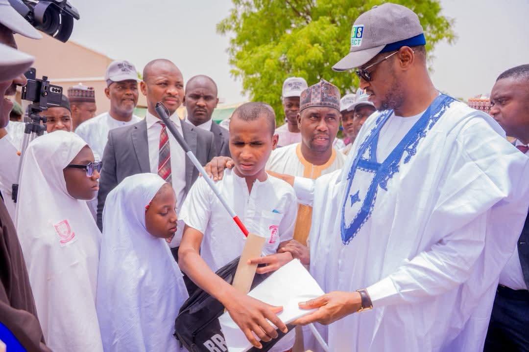 Governor Radda with school children during the event